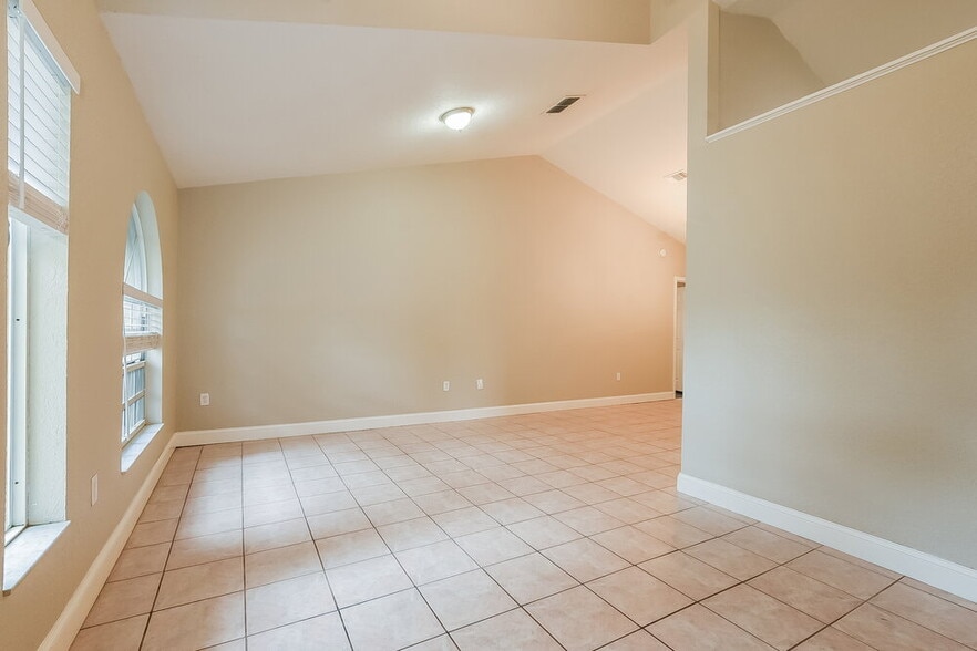 Building Photo - 264 Daisy Estates Dr
