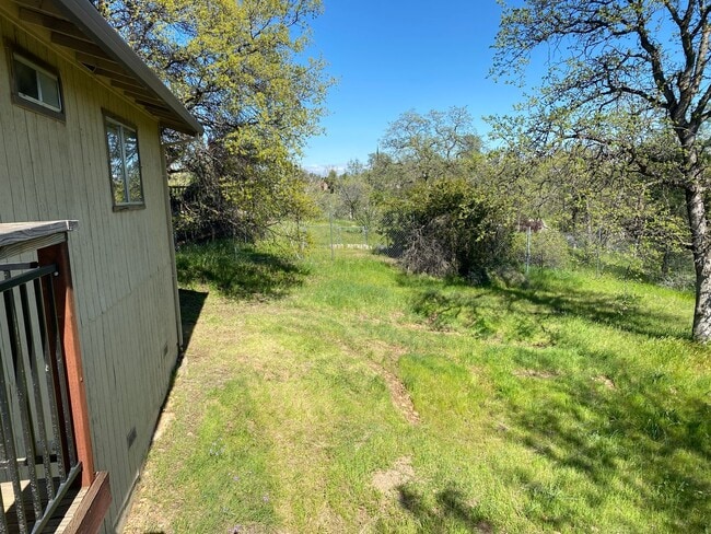 Building Photo - Well maintained home on 1.14 acres - Landscaping included!