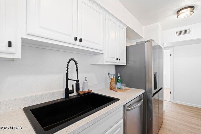 Building Photo - 414 W Santa Cruz Dr