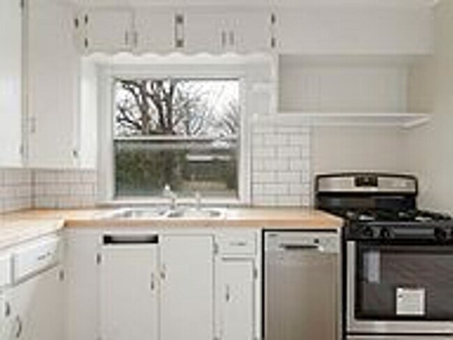 Building Photo - Updated 2 Bed 1 Bath Rental Home Tulsa