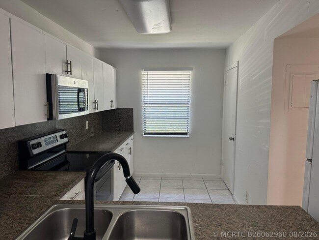 Building Photo - 931 SW 20th Ct