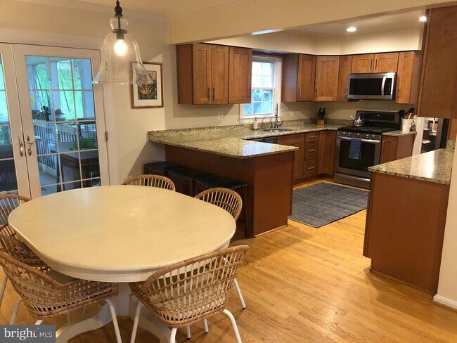 Building Photo - 9811 Meadow Knoll Ct