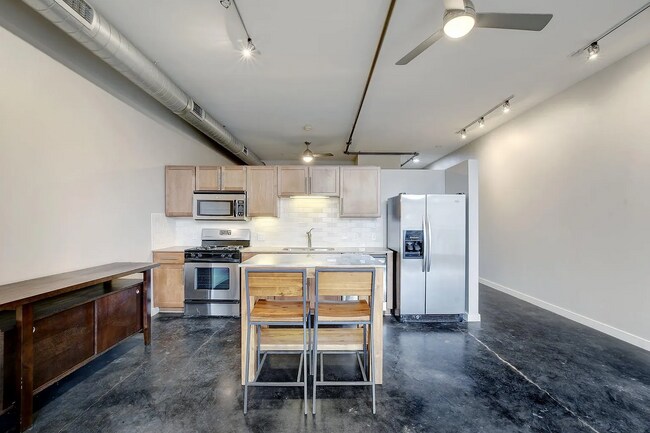 Building Photo - 1601 E Cesar Chavez St