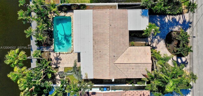 Building Photo - 1704 SW 5th Ct