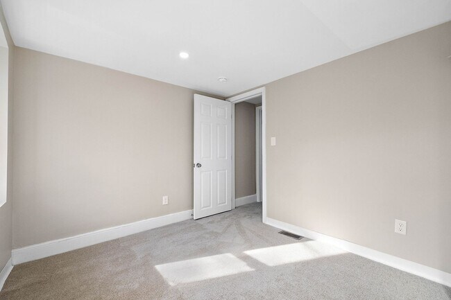 Building Photo - 1 Bedroom 1 Bath Townhouse for rent
