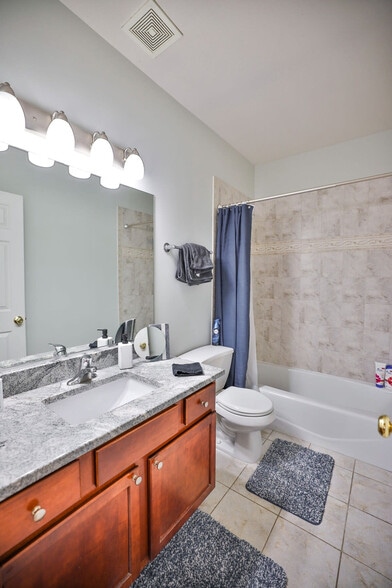 Building Photo - 2022 W Warren Blvd