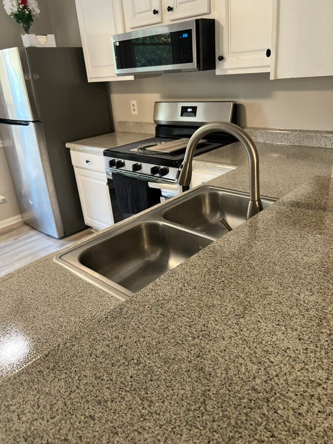 Building Photo - 7272 Shellburne Dr