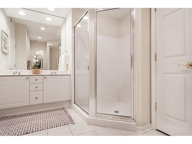 Building Photo - 3047 Lenox Rd NE