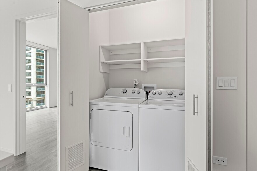 Building Photo - 48 E Huron St