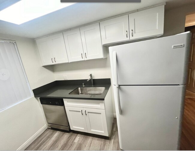 Building Photo - 1750 Karen Ave