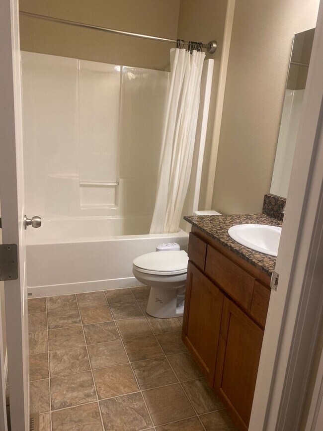 Building Photo - CLEAN AND QUIET 3bd/2ba West Salem Home - ...