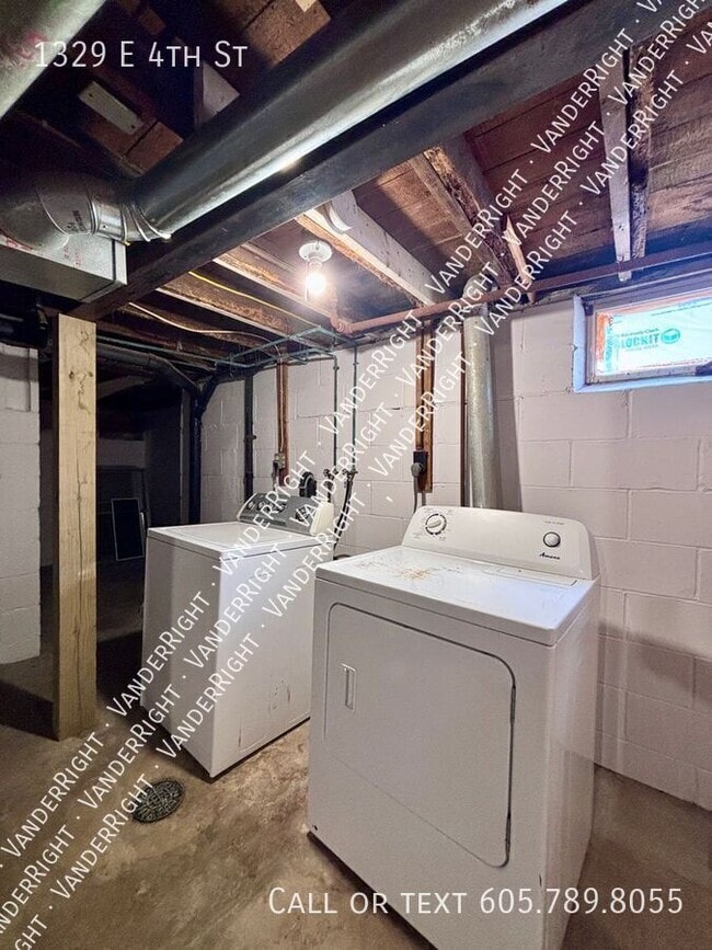 Building Photo - 1329 E 4th St