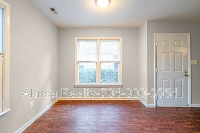 Building Photo - 3136 Driftwood Dr