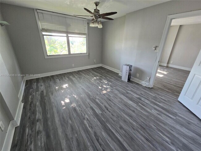 Building Photo - 119 Royal Pk Dr