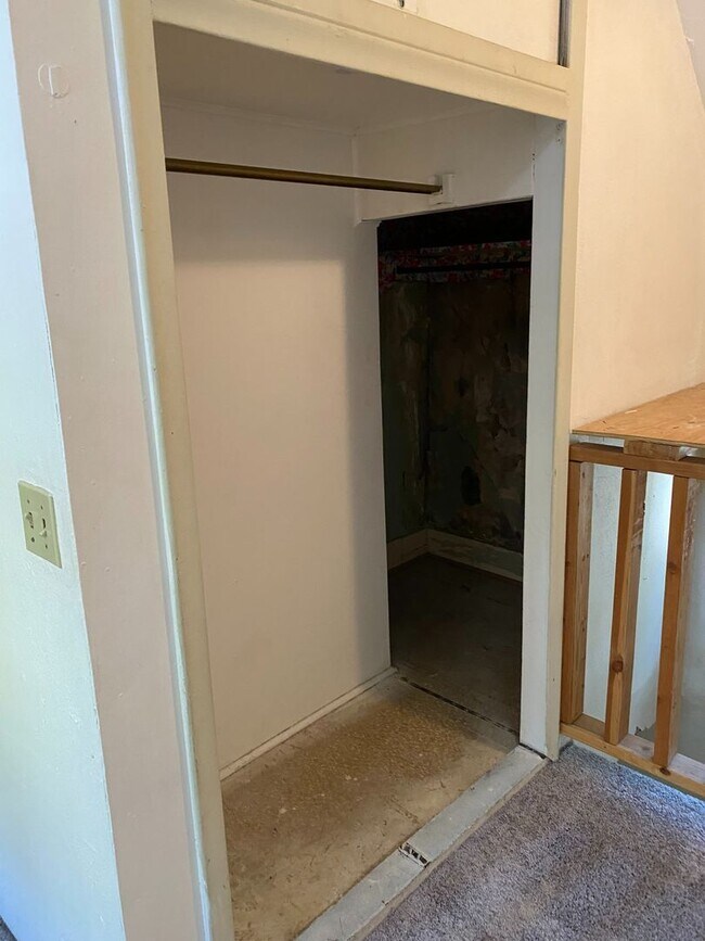 Building Photo - In the Heart of Dinkytown - Amazing 6 bedroom Victorian Rental Home,  Fall 2026!