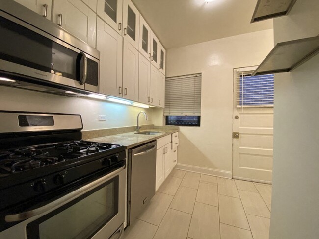 Stunning upgraded kitchen with stainless steel appliances - 539-41 W. Dickens