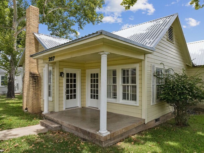 Building Photo - 3/2 Remodeled Home in Lampasas
