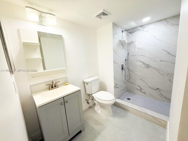 Building Photo - 440 Lakeview Dr