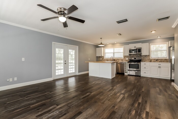 Building Photo - 1209 NE 6th Ct