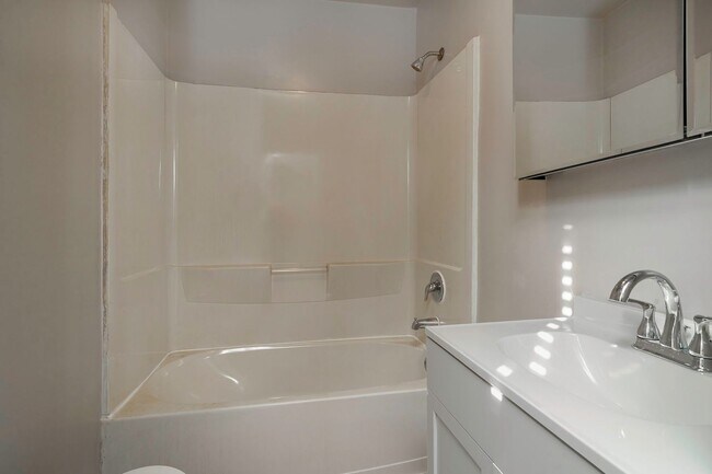 Building Photo - Remodeled 1 bedroom with fenced backyard
