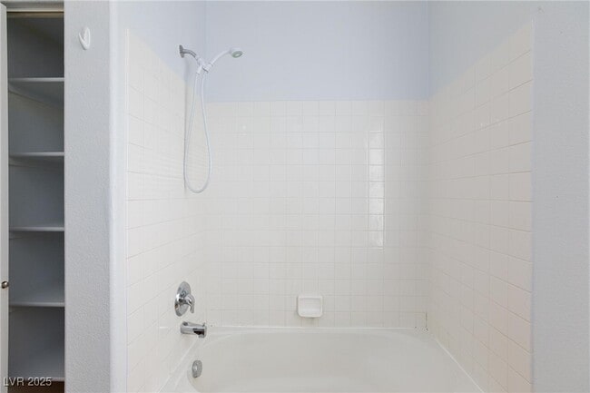 Building Photo - 2305 W Horizon Ridge Pkwy