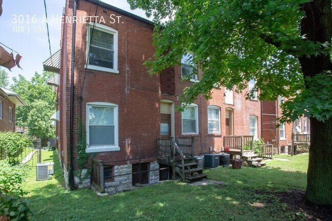 Building Photo - Huge 3br/1ba 2nd Floor Apartment in Heart ...