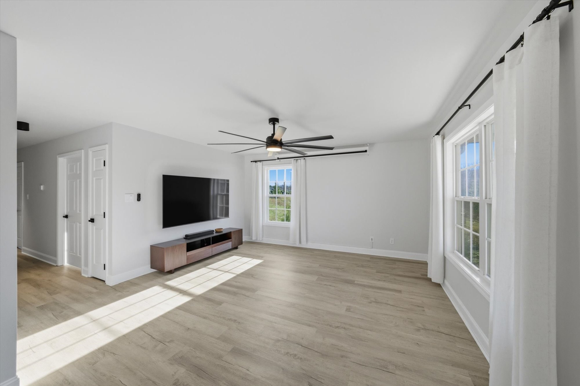 Building Photo - 1912 Laurel Ln