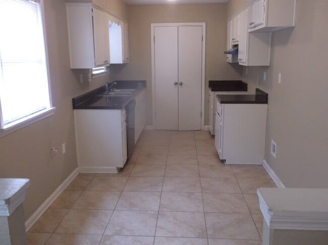 Building Photo - 5666 Maple Tree Dr