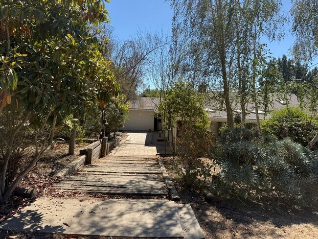 Building Photo - Enchanted Garden House in Lake Marie