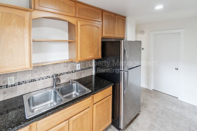 Building Photo - 908 E Longfellow Ave