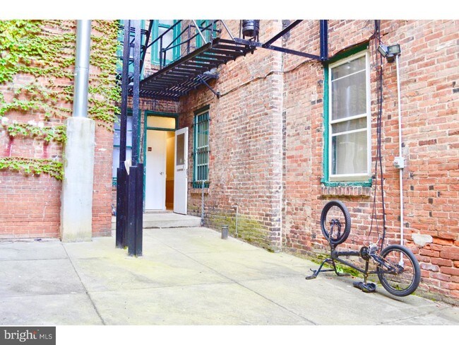 Building Photo - 332 S 17th St