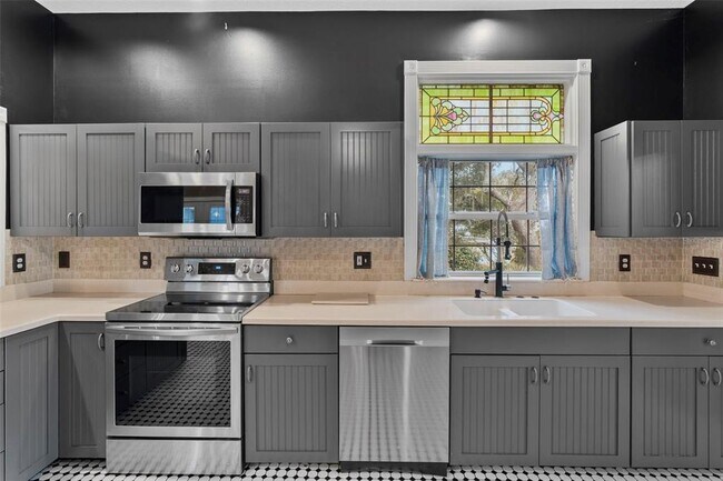 Building Photo - 126 E Palmetto Ave