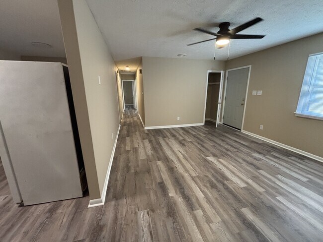 Building Photo - 4849 Rosehill Rd