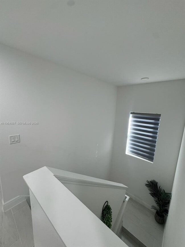 Building Photo - 649 N Lincoln St