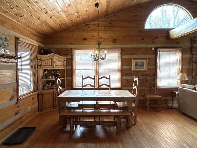 Building Photo - Spacious Log Home, Close to Campus, and wi...