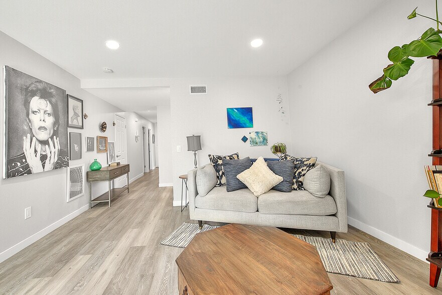 Building Photo - 1068 Border Ave