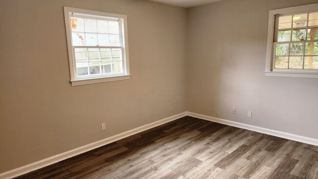 Building Photo - Turn the Key to Comfort & Convenience. MOV...