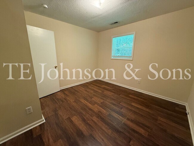 Building Photo - 1506 Oakshire-Water Included
