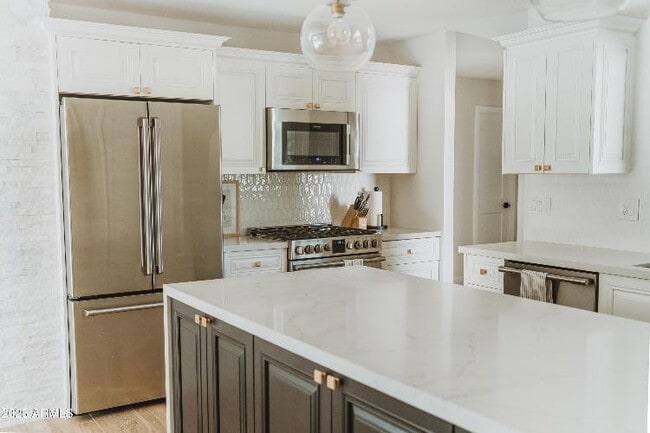 Building Photo - 8737 E Rose Ln