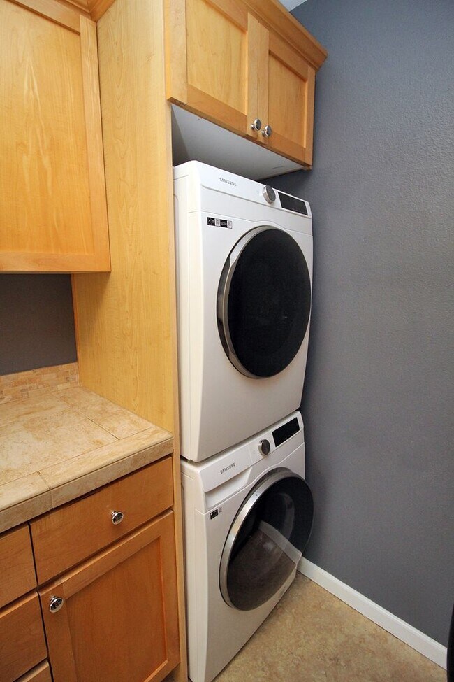 Building Photo - Upper Level Chasselton 1 Bedroom Condo in ...