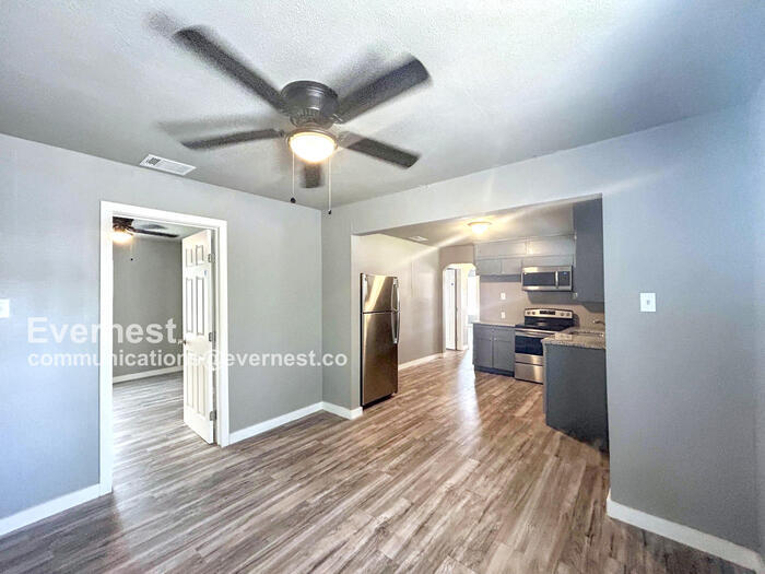 Building Photo - 1607 El Paso St