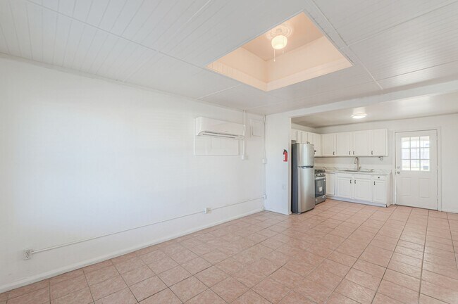 Building Photo - 2 Room 1 Bath Cottage with Huge Backyard