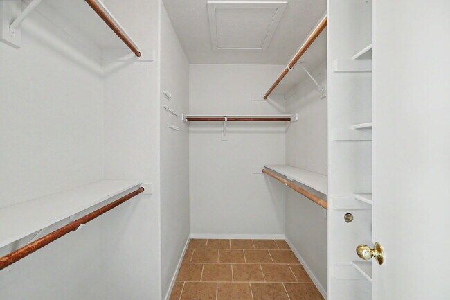Building Photo - 2054 Cardigan Ave