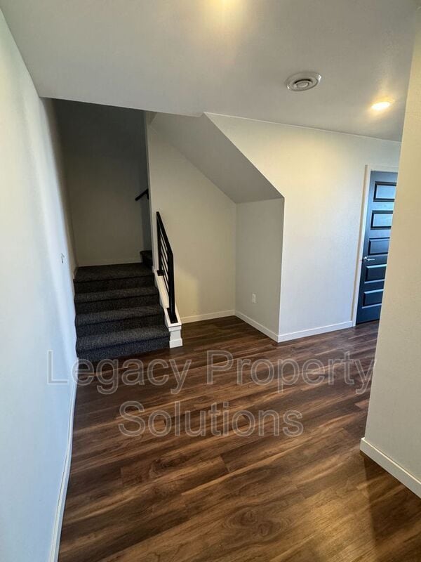 Building Photo - 220 E Greenfield Ln