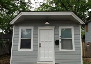Building Photo - Cozy 2 Bed, 2 Bath Home in Vibrant Old East Dallas
