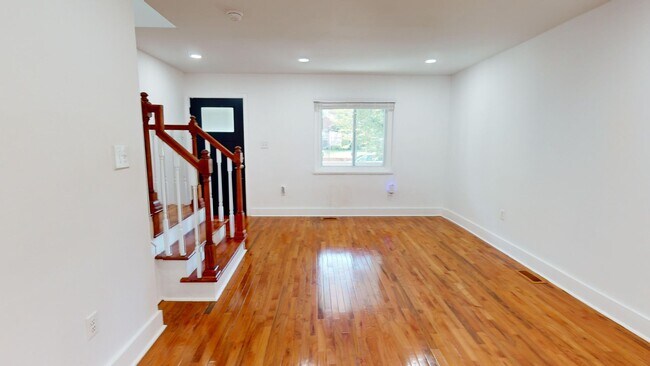 Building Photo - Recently Renovated Stunning Two Bedroom/Three & a Half Bathroom for Rent