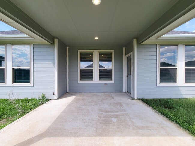 Building Photo - Quiet Cul De Sac! Tray Ceiling in Family & Primary suite. Wood Like Tile, Modern Gray Walls, Grea...