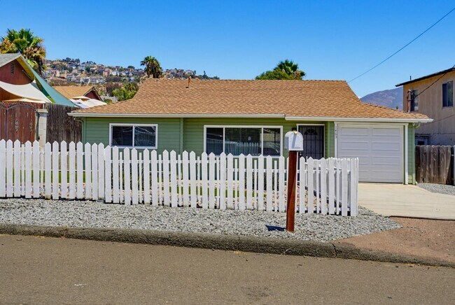 Building Photo - Beautifully Updated 3-Bedroom Home with Large Yard, Garage & Included Appliances!