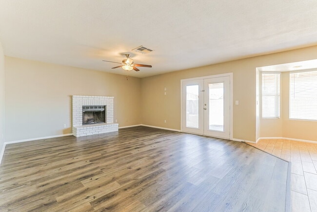 Building Photo - 736 W El Prado Rd