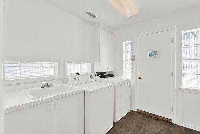 Building Photo - 3BD ROOM RANCH - PRIVATE LOT - FURNISHED -...